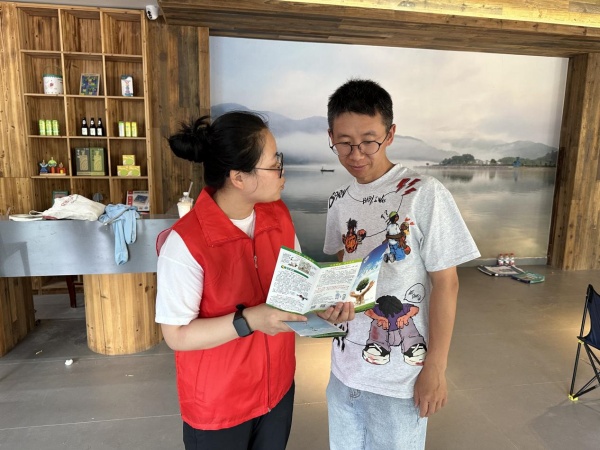600浙江丽水云和：景区欢聚迎五一 擦亮双眼辨邪异 图片1_副本.jpg